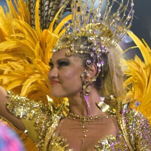 Ellen Rocche usou uma fantasia mais ousada no desfile de carnaval da Rosas de Ouro