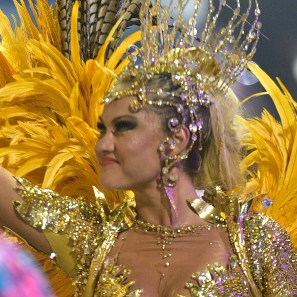 Ellen Rocche usou uma fantasia mais ousada no desfile de carnaval da Rosas de Ouro