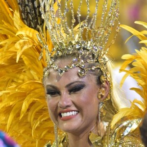 Ellen Rocche é rainha de bateria da Rosas de Ouro