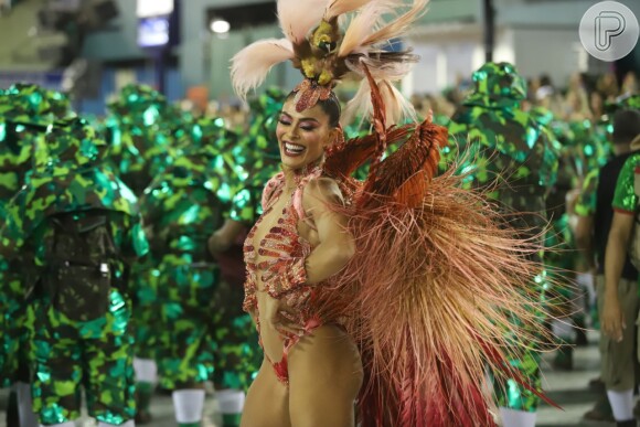 Juliana Paes é rainha de bateria da Acadêmicos do Grande Rio e sua fantasia no Carnaval 2019 veio representando uma ave em extinção e foi apelidade de 'Ave do Paraíso'. 