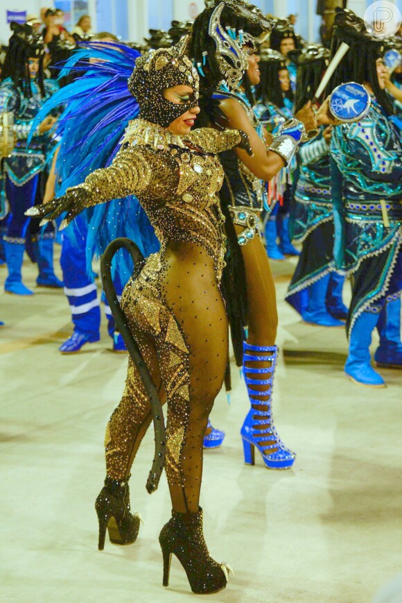 Raíssa Oliveira, rainha de bateria da Beija-Flor, completa 17 anos de Avenida neste Carnaval