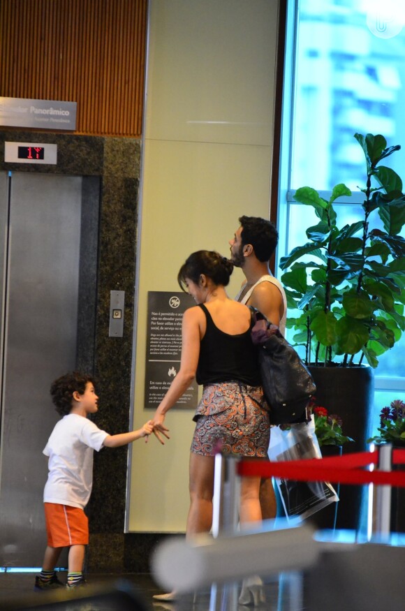 Daniele Suzuki brinca com o filho, Kauai, de 3 anos, em passeio em shopping no Rio de Janeiro