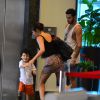 Daniele Suzuki se divertiu com o filho enquanto esperava pelo elevador do shopping