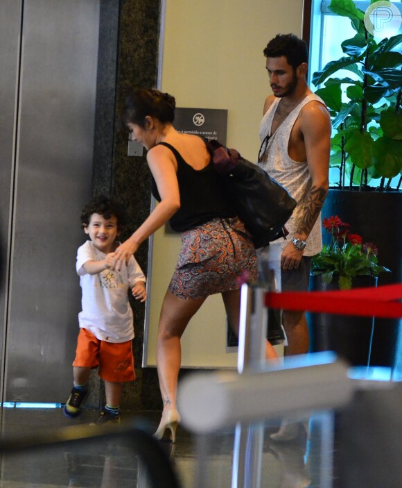 Daniele Suzuki se divertiu com o filho enquanto esperava pelo elevador do shopping