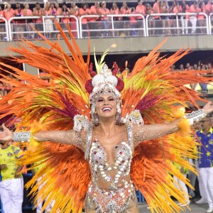 Lívia Andrade opinou sobre o posto de rainha de bateria: 'acho que a gente tem que ter disposição e comprometimento com a escola'