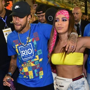Anitta e Neymar chegaram abraçados