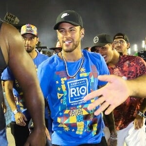 Neymar teve os olhos fechados por amigos para não ver a ex-namorada Bruna Marquezine