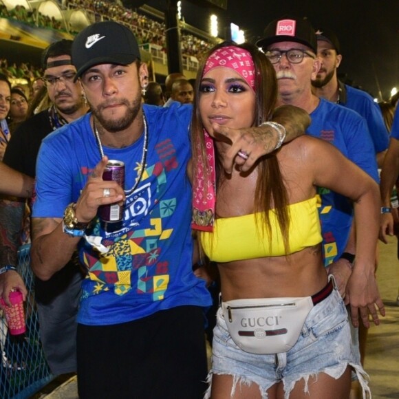 Anitta e Neymar foram juntos a camarote da Sapucaí na segunda (04)