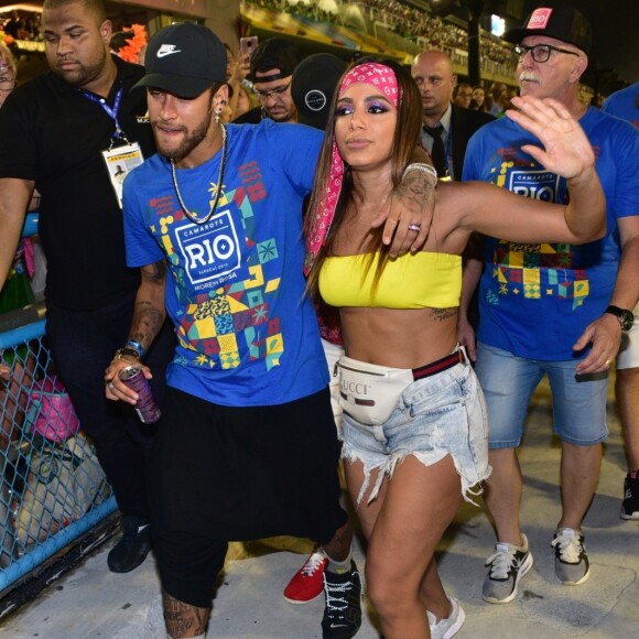 Anitta negou ter ficado com Neymar em camarote e, depois, esclareceu que beijo e ficada, para ela, são coisas diferentes