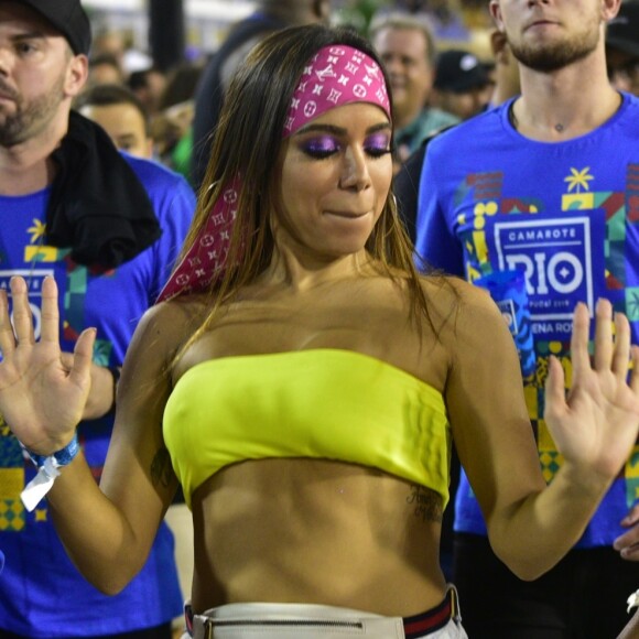 'Eu falei isso, que se fosse para colocar uma lista de quem eu beijei, vai ter que fazer uma Bíblia para escrever. Porém, terminar a noite, terminei sozinha, eu e meus cachorros', adicionou Anitta