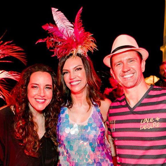 Ana Carolina e Chiara Civello foram vistas chegando juntas e trocando beijos e carinhos no Baile da Arara, evento repleto de famosos realizado no bairro de Santa Teresa, no Rio