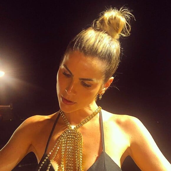 Julia Faria também apostou na pochete de franjas metalizadas no look de Carnaval