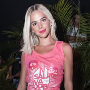 A pochete de franjas prateadas usadas por Bruna Marquezine na fantasia de 'Bárbie Ciclista' é da grife Miu Miu