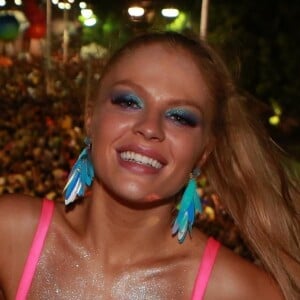 Luísa Sonza apostou no duo de sombras azul e roxo no Carnaval