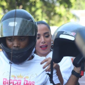 Para não se atrasar, Anitta teve que recorrer às soluções alternativas