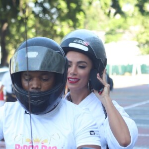 Anitta recorreu um mototáxi para não se atrasar para o Bloco das Poderosas