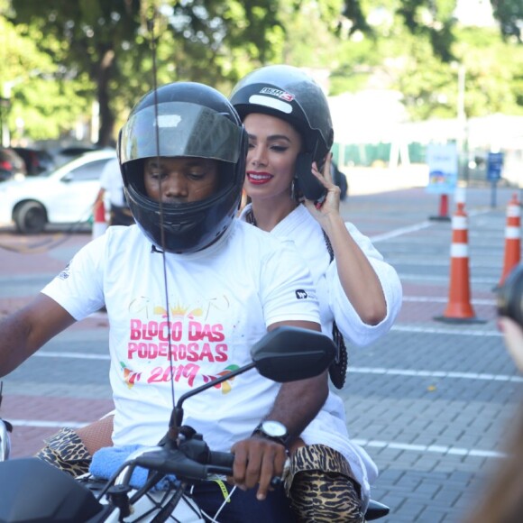 Anitta recorreu um mototáxi para não se atrasar para o Bloco das Poderosas