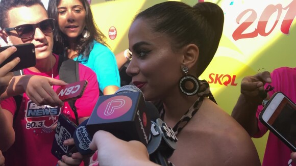 Anitta falou sobre o beijo em Neymar nos bastidores do Bloco das Poderosas neste sábado, 9 de março de 2019