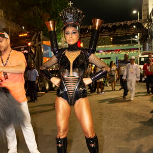 Sabrina Sato é rainha de bateria da Vila Isabel