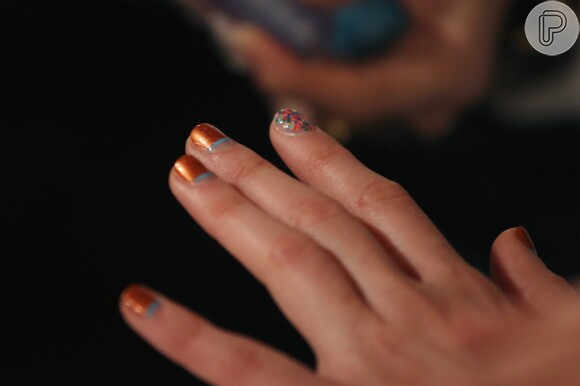 Unhas decoradas: o glitter também pode aparecer em apenas uma unha para dar um toque divertido à nail art