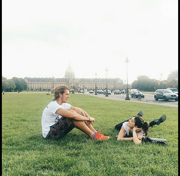 Laura Neiva posta foto com o amigo Kim Jackson no Invalides durante um intervalo na rotina fashion por Paris