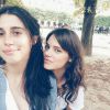 'Pausa na correria fashion para curtir passeio na Place des Vosges com minha prima, Nathalie, que mora em Paris. Fico feliz de rever a família', escreveu a atriz