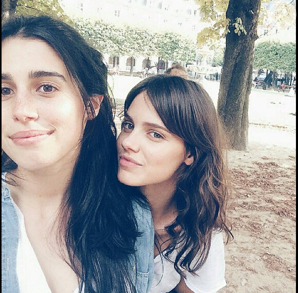 'Pausa na correria fashion para curtir passeio na Place des Vosges com minha prima, Nathalie, que mora em Paris. Fico feliz de rever a família', escreveu a atriz
