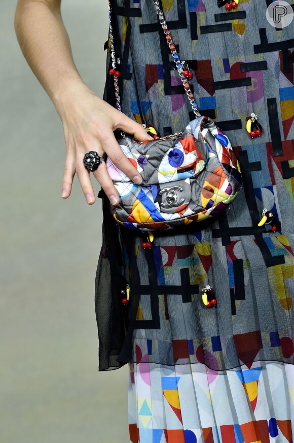 Detalhe da bolsa Chanel da atriz Laura Neiva. Luxo!