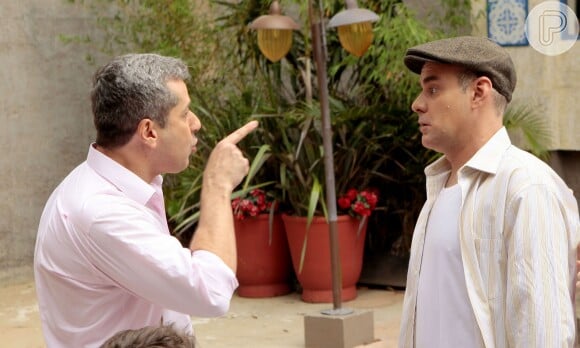 Durval (Marat Descartes) e Roger (Otávio Martins) brigam na porta da padaria na novela 'As Aventuras de Poliana'.