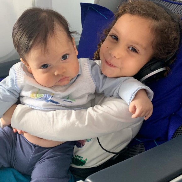 Durante viagem, Thyane Dantas postou um clique fofo dos filhos, Dom e Ysis