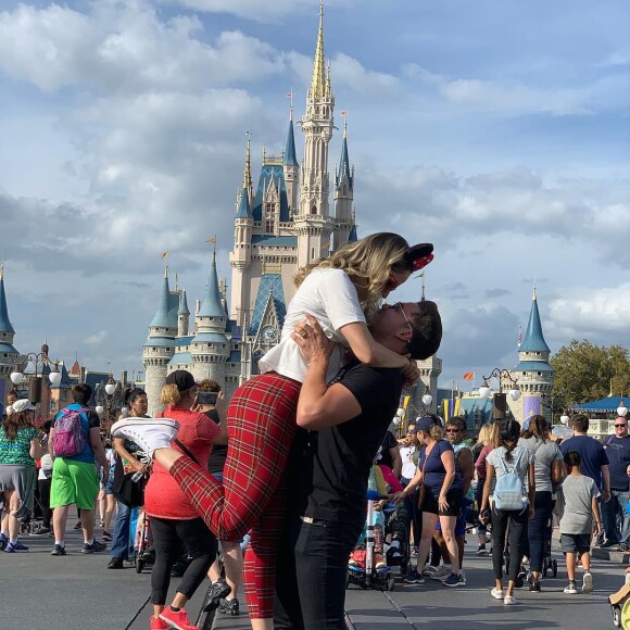 Thyane Dantas também postou um clique em clima romântico com o marido, Wesley Safadão, em Orlando