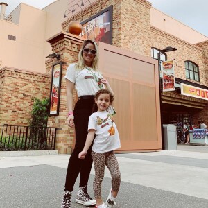 Gucci girls! Thyane Dantas e filha, Ysis, combinam looks grifados nos EUA em foto postada nesta terça-feira, dia 12 de março de 2019