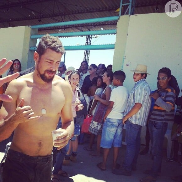Cauã Reymond está em Petrolina, Pernambuco, rodando o filme 'Língua Seca'. O ator fez sucesso com os locais ao andar sem camisa pela cidade
