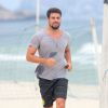 Cauã Reymond gosta de correr na areia fofa: 'Para proteger as articulações'