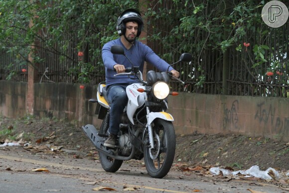 Cauã fez autoescola para viver motociclista no filme 'Língua Seca'