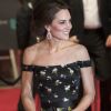 Kate Middleton apostou em vestido com decote Bardot no Bafta de 2017 com um vestido do falecido estilista britânico Alexander MqQueen