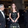 Kate Middleton reciclou vestido Alexander McQueen usado no Bafta 2017 ao colocar mangas no modelo para evento ontem (12) no National Portrait Gallery