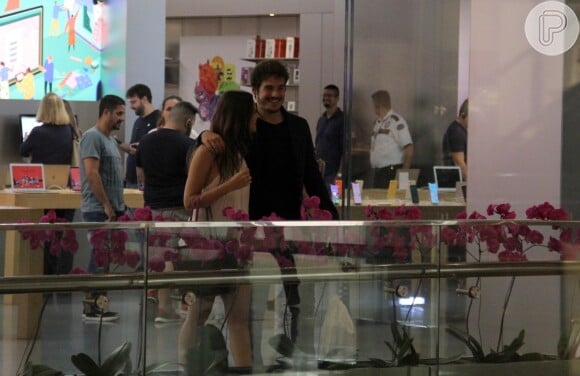 Juliana Paiva e Nicolas Prattes namoraram durante passeio em shopping da Barra da Tijuca, Zona Oeste do Rio, nesta quarta-feira, 13 de março de 2019