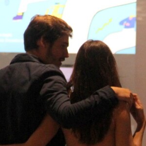 Juliana Paiva e Nicolas Prattes namoraram durante passeio por shopping da Barra da Tijuca, Zona Oeste do Rio, nesta quarta-feira, 13 de março de 2019