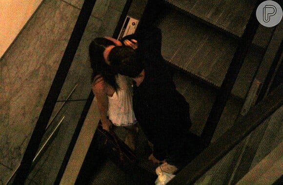 Juliana Paiva e Nicolas Prattes trocaram beijos durante passeio em shopping