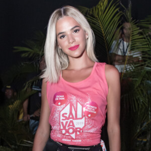 Bruna Marquezine chamou atenção ao surgir loira para curtir o Camarote Expresso 2222 em Salvador, na Bahia
