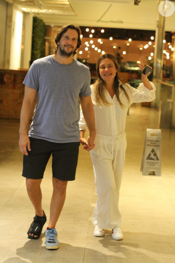 Adriana Esteves e Vladimir Brichta escolheram o shopping Fashion Mall para o passeio a dois