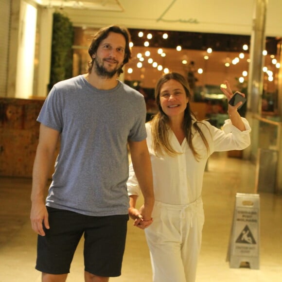 Adriana Esteves e Vladimir Brichta escolheram o shopping Fashion Mall para o passeio a dois