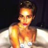 Miley Cyrus publica foto pelada em uma banheira cheia de espuma, em 1 de outubro de 2014