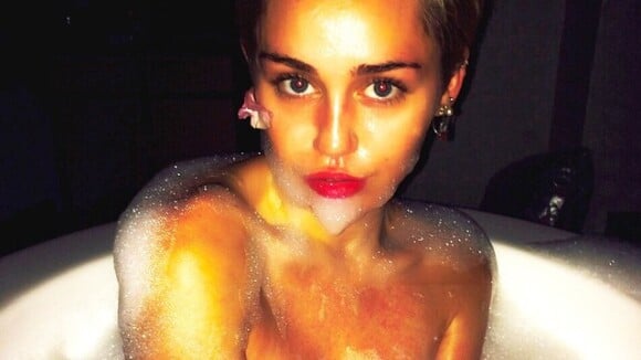 Miley Cyrus provoca fãs em foto pelada em banheira cheia de espuma