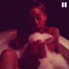 Miley Cyrus assopra espuma da banheira