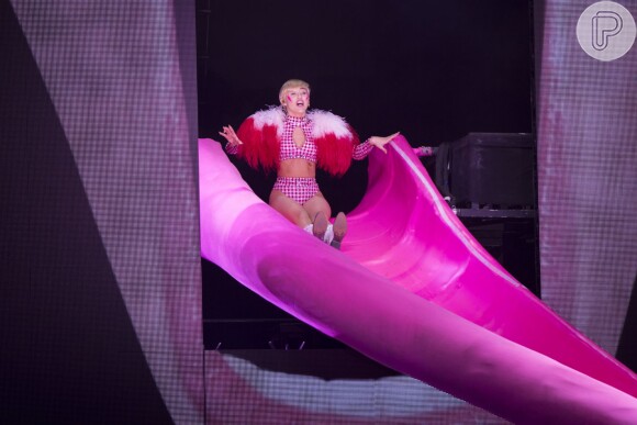 Miley Cyrus escorrega pela língua na Bangerz Tour