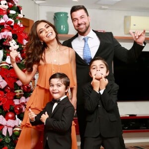 Antônio, filho caçula de Juliana Paes e Carlos Eduardo Baptista, se arriscou cantando a música 'I Need Your Love'