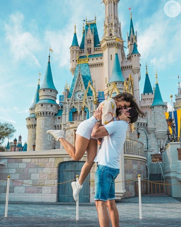 Emilly Araújo já curtiu viagem à Disney com namorado, Paulo Simões