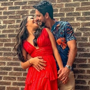 Emilly Araújo se derrete por Paulo Simões em foto romântica: 'Amo por inteiro'